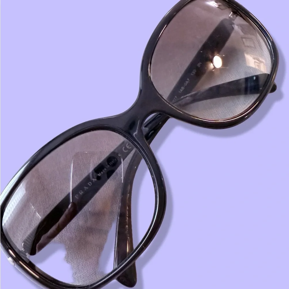 Prada‎ Black Sunglasses with Cream Case - Picture 3 of 5